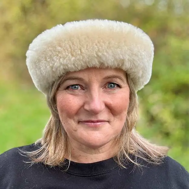 Michelle from Baa Stool wearing a cream sheepskin headband